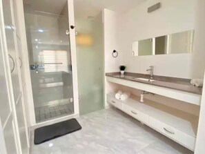 Shower, hair dryer, soap - Condominio de 2 dormitorios y 2 baños, piscina y parrilla en Cabo San Lucas (Cabo San Lucas)