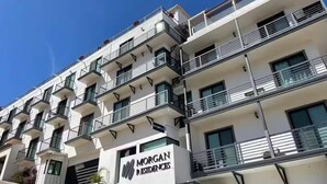 Ein mehrstöckiges Gebäude mit der Aufschrift 'MORGAN RESIDENCES'.