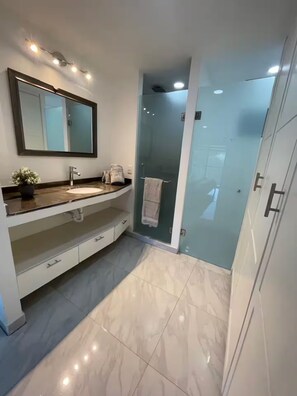 Shower, hair dryer, towels, soap - Estudio con vista al mar en Cabo (Cabo San Lucas)