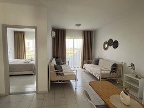 Phòng 4 dành cho gia đình, quang cảnh đồi núi | Bàn ủi/dụng cụ ủi quần áo, truy cập Internet không dây miễn phí 