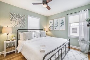 2 slaapkamers, een strijkplank/strijkijzer, reisbedje, wifi