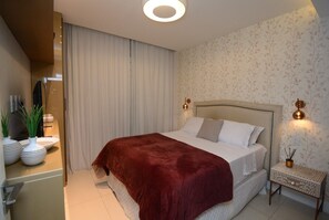 Tabla de planchar con plancha y ropa de cama