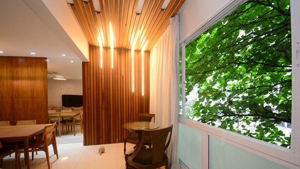 Un espace de restauration moderne avec un plafond en bois, une table en verre et des chaises.