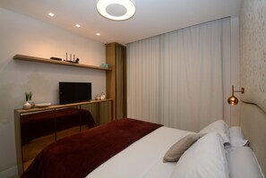 Iron/ironing board, bed sheets