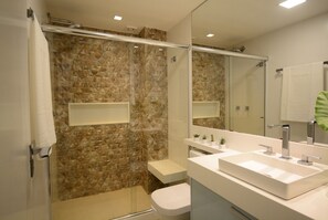 Serviettes fournies, savon, papier toilette