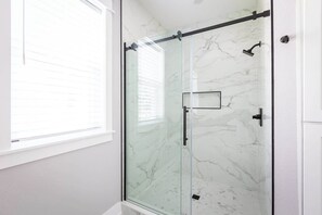 Douche, sèche-cheveux, serviettes fournies, shampoing