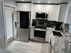 Private kitchen - Cozy 1-bedroom condo in peaceful Hallandale Beach with AC (Hallandale Beach)