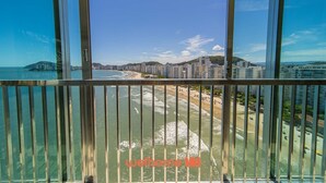 Un balcone con vista sulla spiaggia e sulla città.