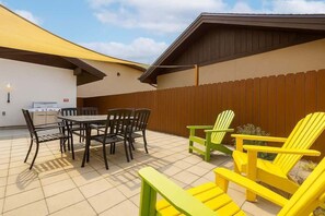 Outdoor dining - Snowcreek-Downtown-Dogwood-HotTub-Kitchenette (Leavenworth)