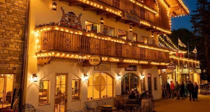 Downtown Suite BnB-Maple | Hot Tub+Barrel Sauna