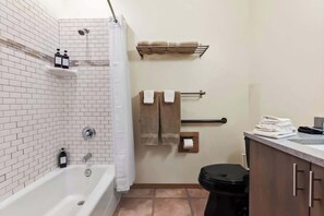Shower, hair dryer, towels - HotTub•Sauna•ColdPlunge | Downtown Aspen Kitchen (Leavenworth)