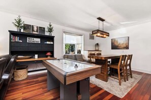 Games room - Downtown Suite  BnB - Fir | HotTub + Barrel Sauna (Leavenworth)