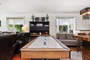 Games room - Downtown Suite  BnB - Fir | HotTub + Barrel Sauna (Leavenworth)
