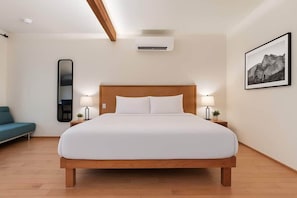 Desk, iron/ironing board, travel cot, WiFi - HotTub•Sauna•ColdPlunge|Luxury Downtown ADA Suite (Leavenworth)