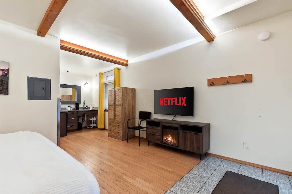 Desk, iron/ironing board, travel crib, WiFi