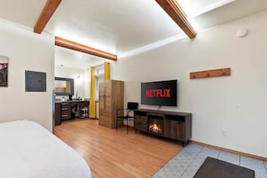 Desk, iron/ironing board, travel cot, WiFi - HotTub•Sauna•ColdPlunge|Luxury Downtown ADA Suite (Leavenworth)