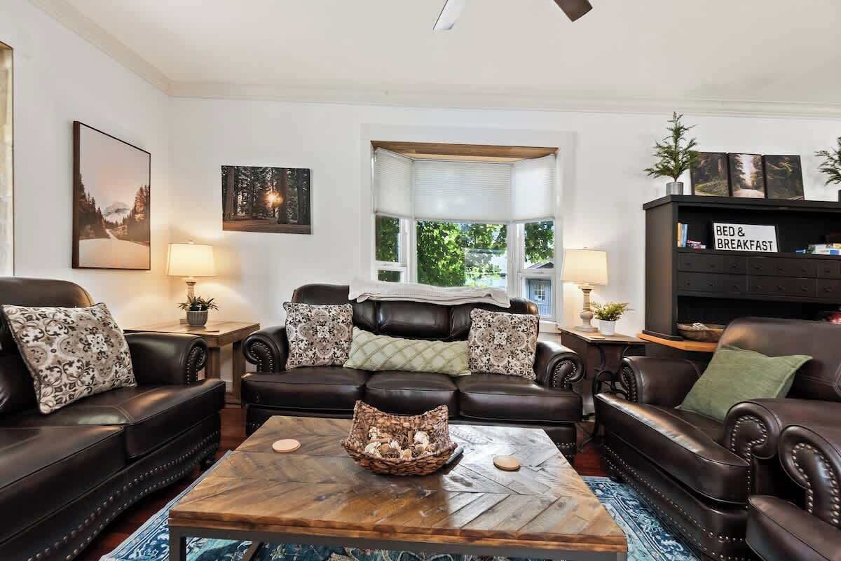 Een televisie, tafelvoetbal en een kantoor