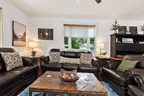 电视、桌上足球、办公室