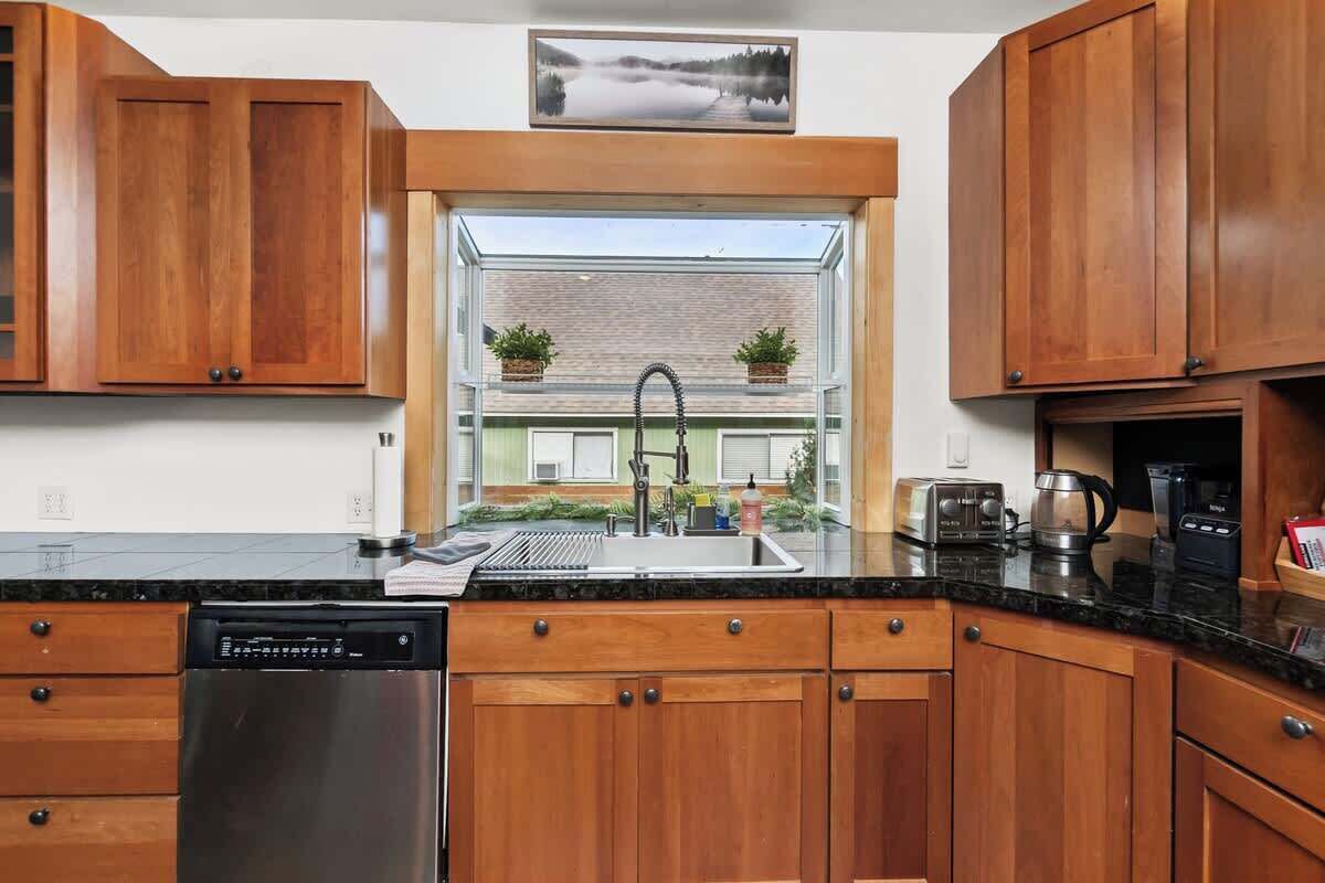 Kylskåp, mikrovågsugn, ugn och spishäll