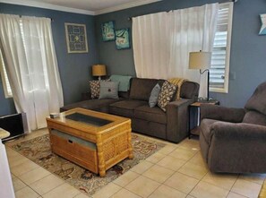 Living area - Cozy Coastal Waterfront Cottage (Galveston)