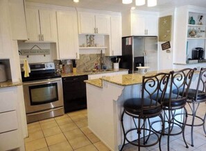 Private kitchen - Cozy Coastal Waterfront Cottage (Galveston)