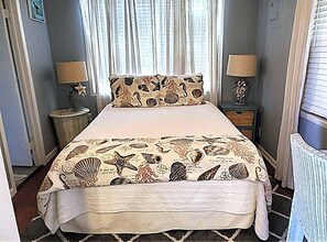 Iron/ironing board, WiFi, bed sheets - Cozy Coastal Waterfront Cottage (Galveston)
