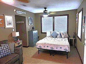 Iron/ironing board, WiFi, bed sheets - Cozy Coastal Waterfront Cottage (Galveston)