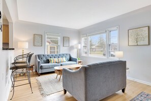 TV - Spacious modern & central 3 bed/2 bath • Renovated • Garage • W/D • Pet-Friendly (St. Louis Park)