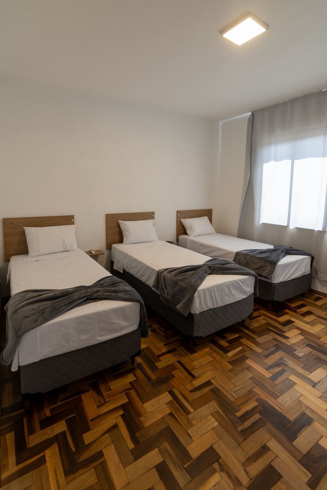 مكتب ومساحة عمل للكمبيوتر المحمول وواي فاي مجانًا