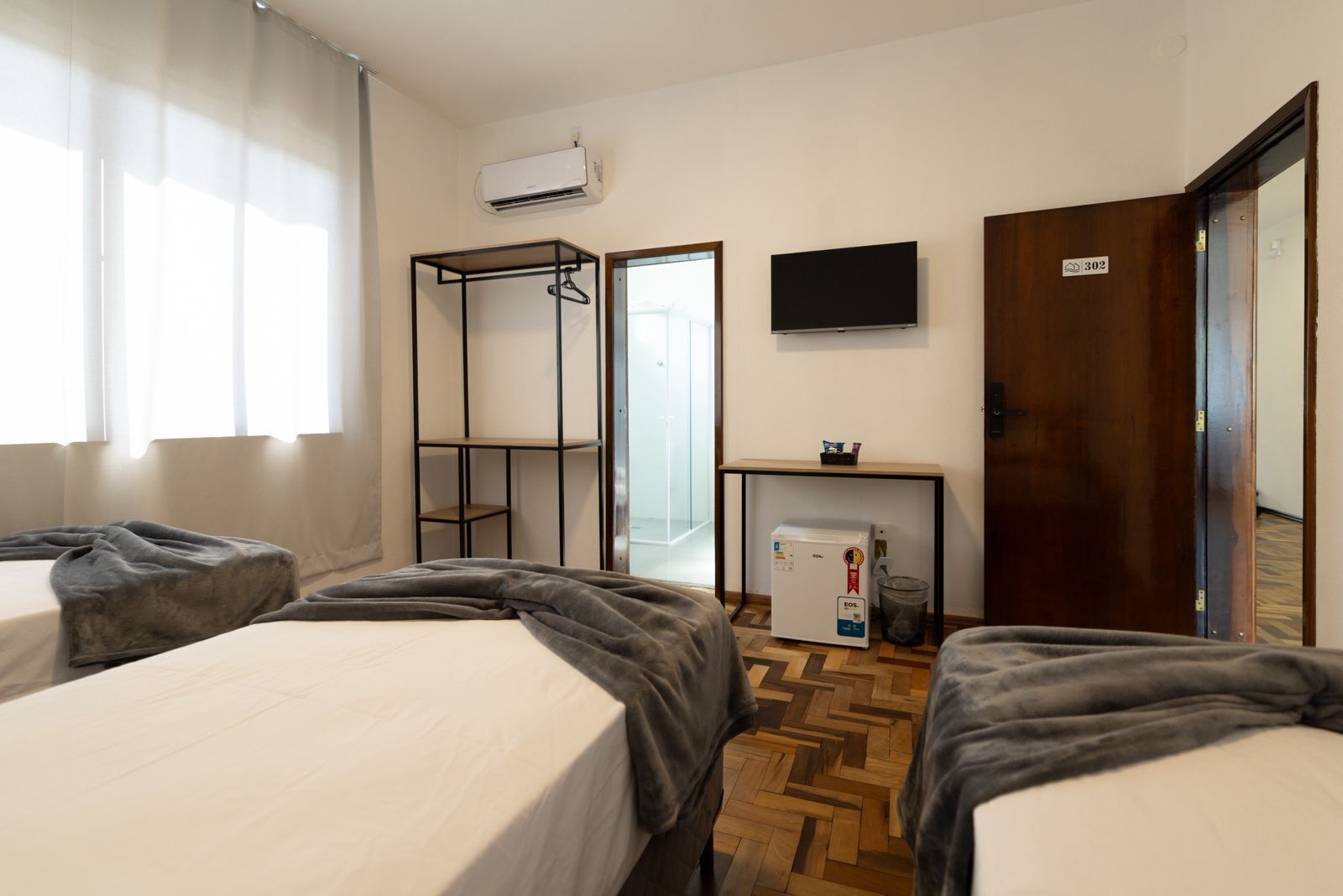 مكتب ومساحة عمل للكمبيوتر المحمول وواي فاي مجانًا