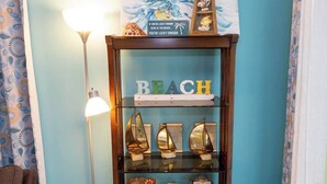 Eine Vitrine mit dem Wort „Strand“ und Segelbooten.