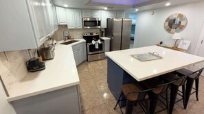 Fridge, microwave, oven, stovetop - * Sleeps 10 * Direct Beach * Heated Pool * (South Padre Island)