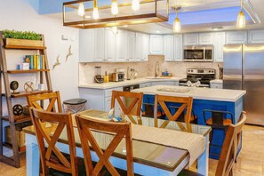 Fridge, microwave, oven, stovetop - * Sleeps 10 * Direct Beach * Heated Pool * (South Padre Island)