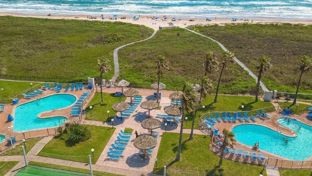 Un complexe hôtelier doté de deux grandes piscines, d’une plage et d’un sentier menant à la plage.