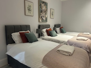 2 bedrooms, iron/ironing board, free WiFi, bed sheets - Tavistock House-contractor Stay-parking-sleeps 7, (Bedford)