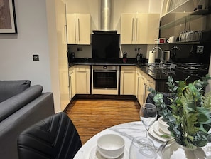 Fridge, microwave, oven, stovetop - Central Apartment - Sleeps 6 & Near Station (Bedford)