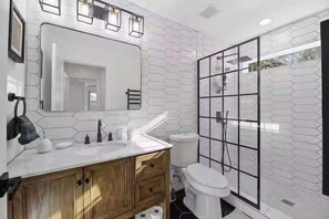Shower, hair dryer, towels - Minutes to Downtown -Fire Pit Pool Table Breakfast (Austin)