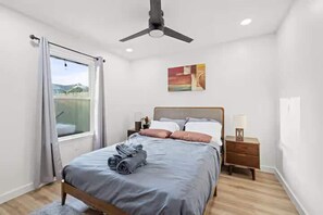 4 bedrooms, iron/ironing board, travel crib, WiFi - Minutes to Downtown -Fire Pit Pool Table Breakfast (Austin)