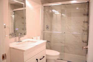 Shower, hair dryer, bidet, towels - Oshawa Two Bedroom Private Suite - New, Clean & Comfortable (Oshawa)
