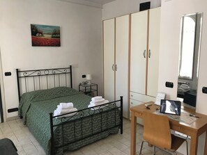 Tabla de planchar con plancha, wifi y ropa de cama 