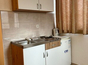 Fridge, microwave, stovetop, cookware/dishes/utensils - Apartments Adriana Studio apartment 2 (Podaca)
