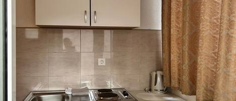 Réfrigérateur, four à micro-ondes, surface de cuisson