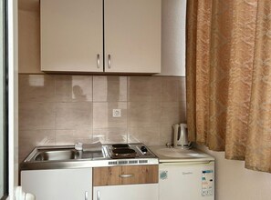 Fridge, microwave, stovetop, cookware/dishes/utensils - Apartments Adriana Studio apartment 2 (Podaca)