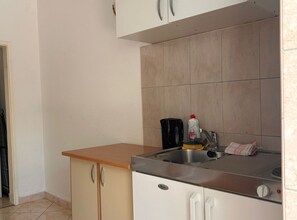 Fridge, microwave, stovetop, cookware/dishes/utensils - Apartments Adriana Studio apartment 3 (Podaca)