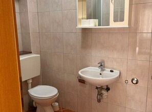 Douche, sèche-cheveux, serviettes fournies