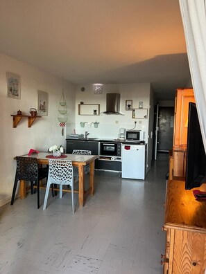 Dining - Apartment (T2), sea view, in residence with swimming pool, beach 50 m away, (Leucate)