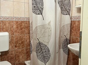 Een douche, een haardroger, handdoeken