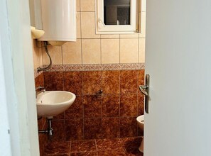 Een douche, een haardroger, handdoeken