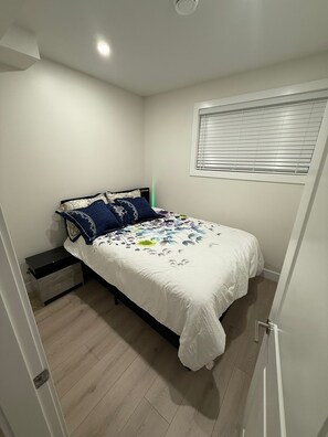 2 bedrooms, iron/ironing board, internet - Quaint 2-bedroom building with AC in Prince George (Prince George)