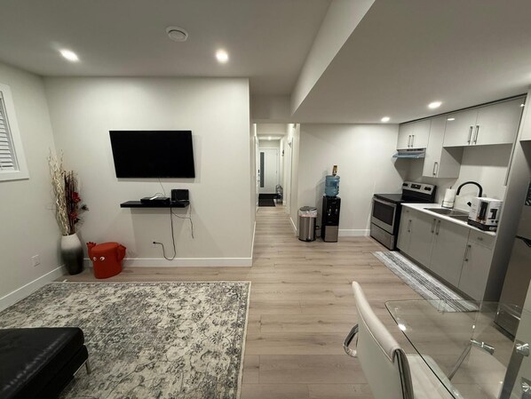 Interior - Quaint 2-bedroom building with AC in Prince George (Prince George)